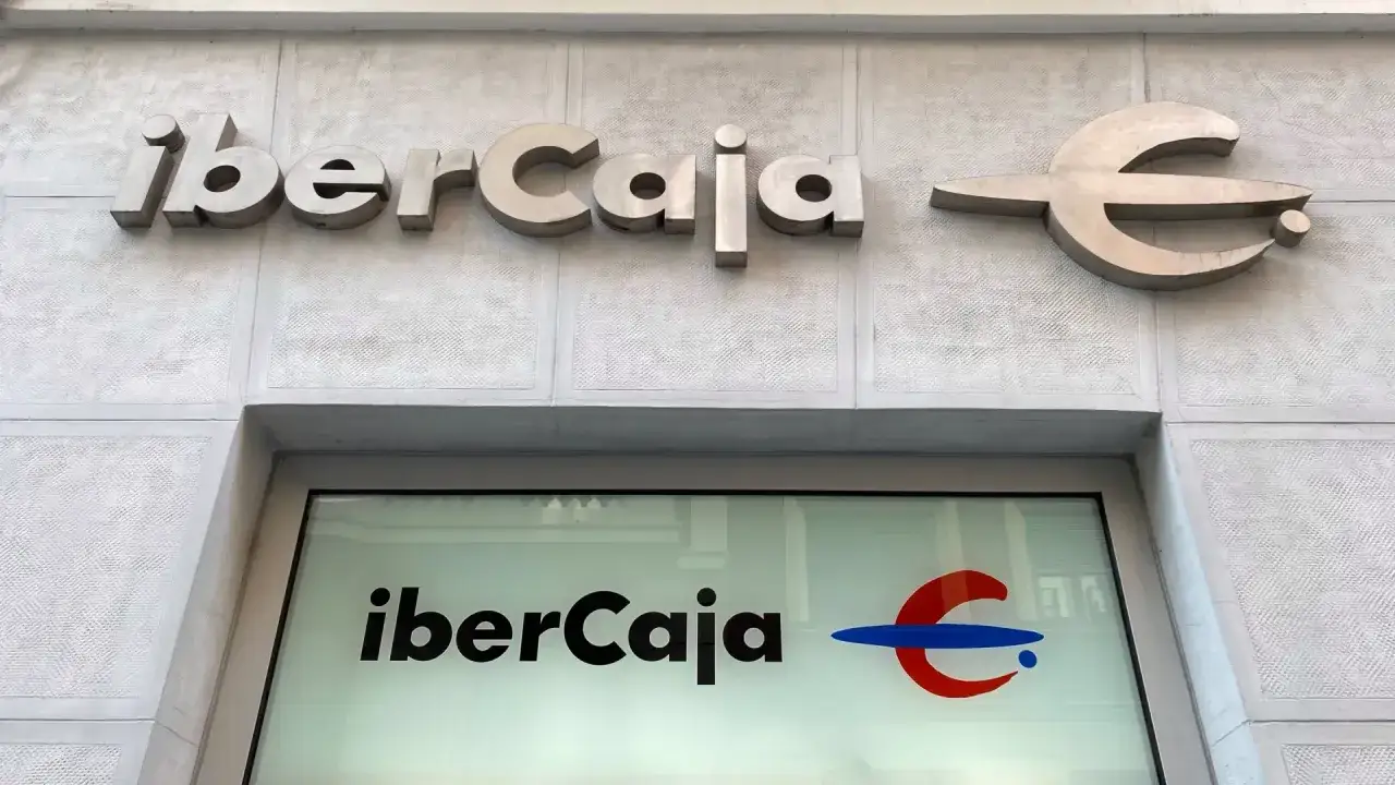 Letras del tesoro Ibercaja en relieve y logo en cristal.