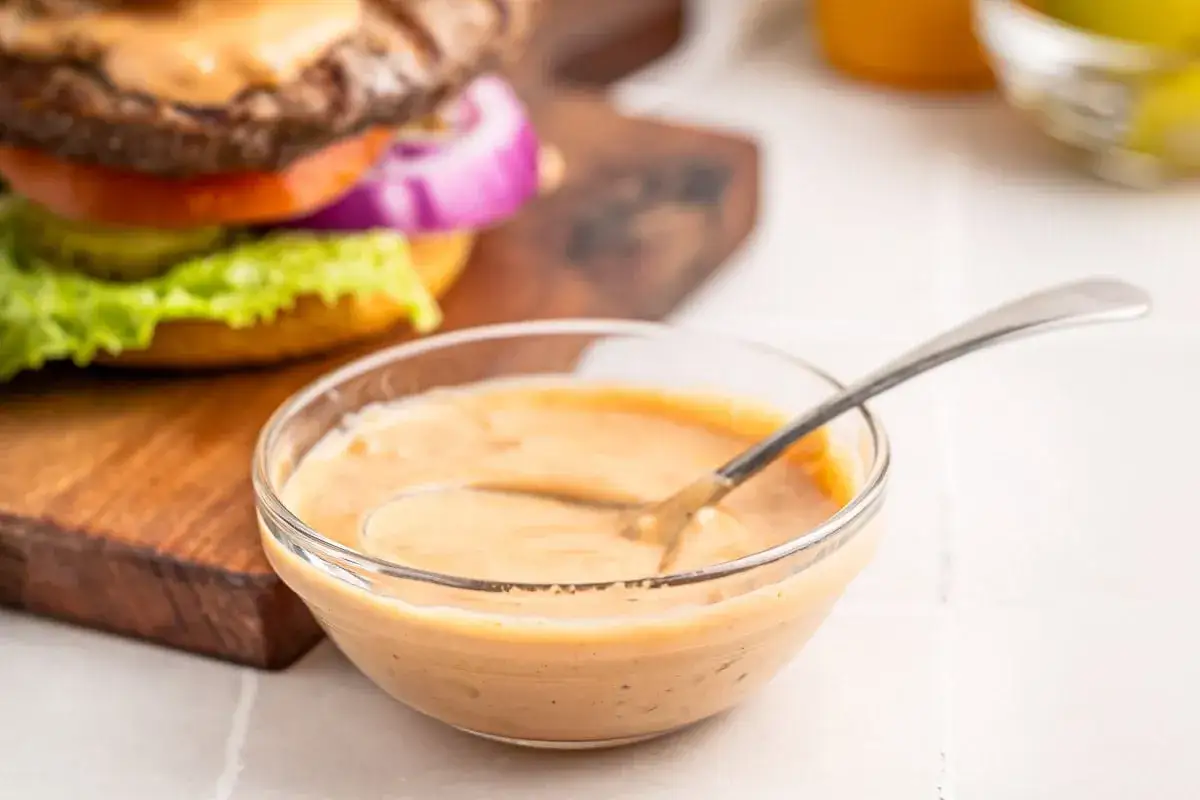 Un bol de sauce onctueuse, parfaite pour accompagner un burger, &eacute;voque la saveur unique de la sauce Big Mac.