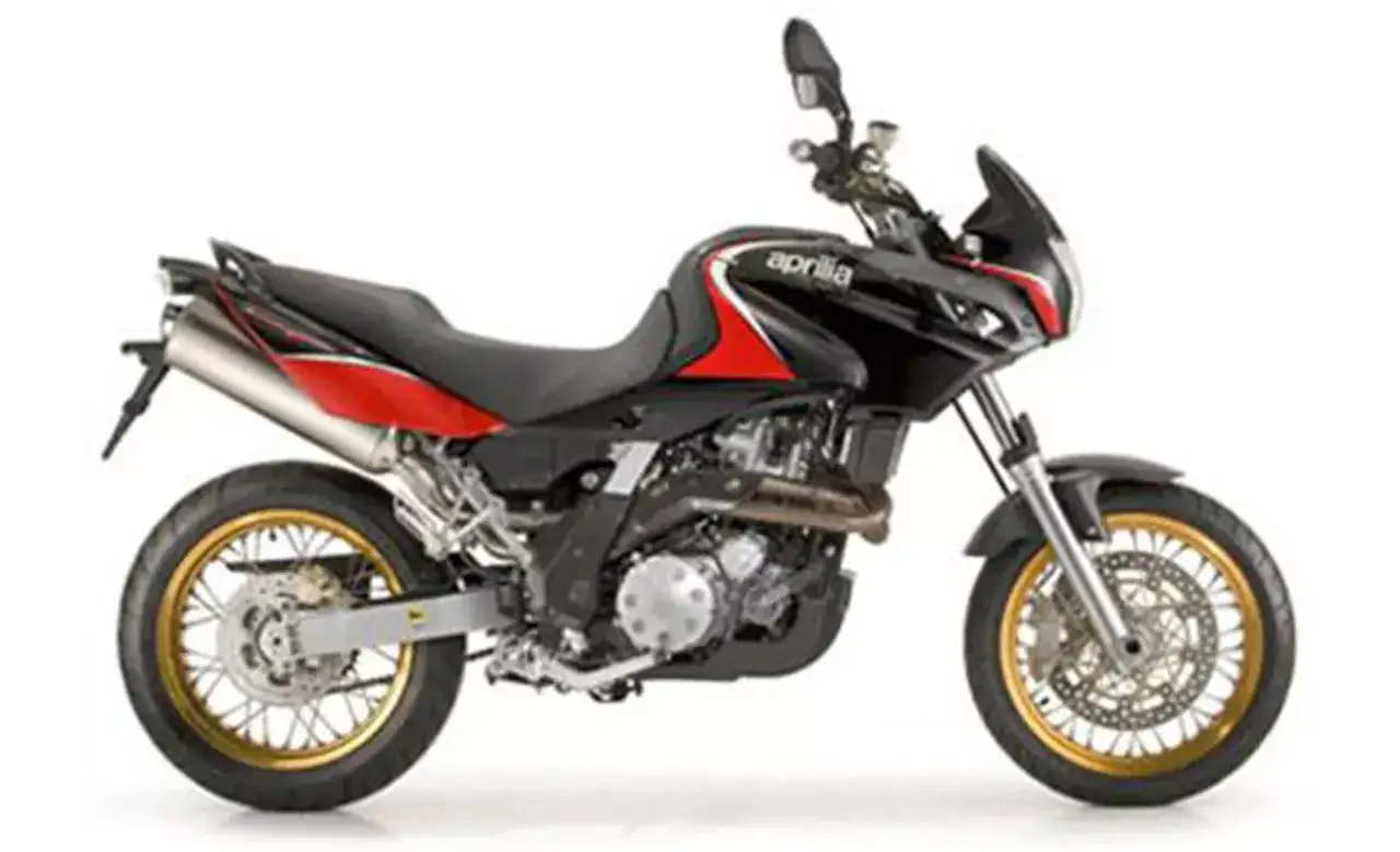 Czarny motocykl Aprilia Pegaso 650 z czerwonymi akcentami, szprychowymi kołami i sportowym wydechem. Idealny do podróży, sprawdź aprilia pegaso 650 dane techniczne.