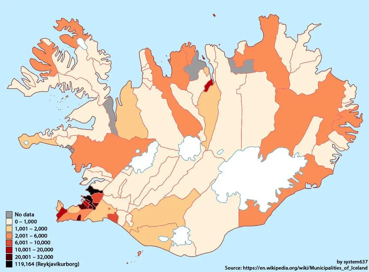 Mapa Islandii z zaznaczonym zaludnieniem. Najwięcej mieszkańców skupia się w okolicach Reykjavíku, reszta islandia ludność rozłożona jest nierównomiernie.