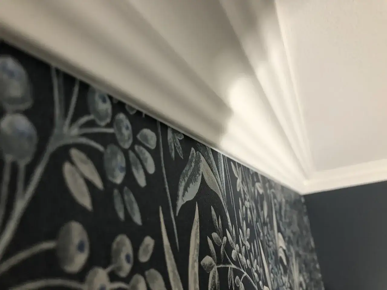 Vacker takremsa med en detaljerad blommig tapet.