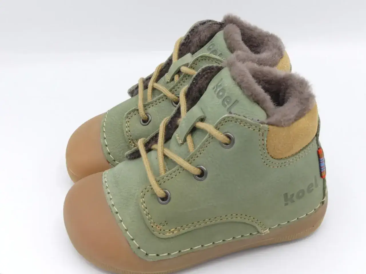 Gr&uuml;ne Lauflernschuhe mit braunen Gummikappen und Fellfutter. Ideal f&uuml;r die ersten Schritte ab dem Zeitpunkt, wo Kinder laufen lernen.