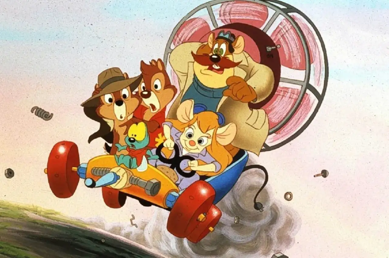 Chip i Dale w latającym pojeździe, jak z filmów dla dzieci z lat 90. Gadżet, Monty i inne postacie w akcji.