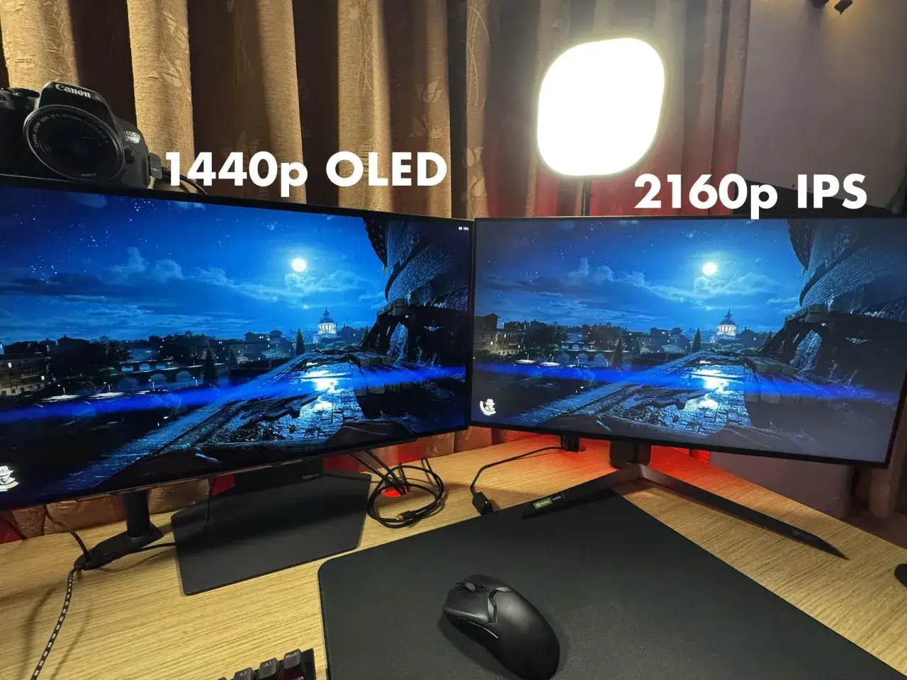Dwa monitory: 1440p OLED po lewej, 2160p IPS po prawej, oba wyświetlają nocną scenę z gry.