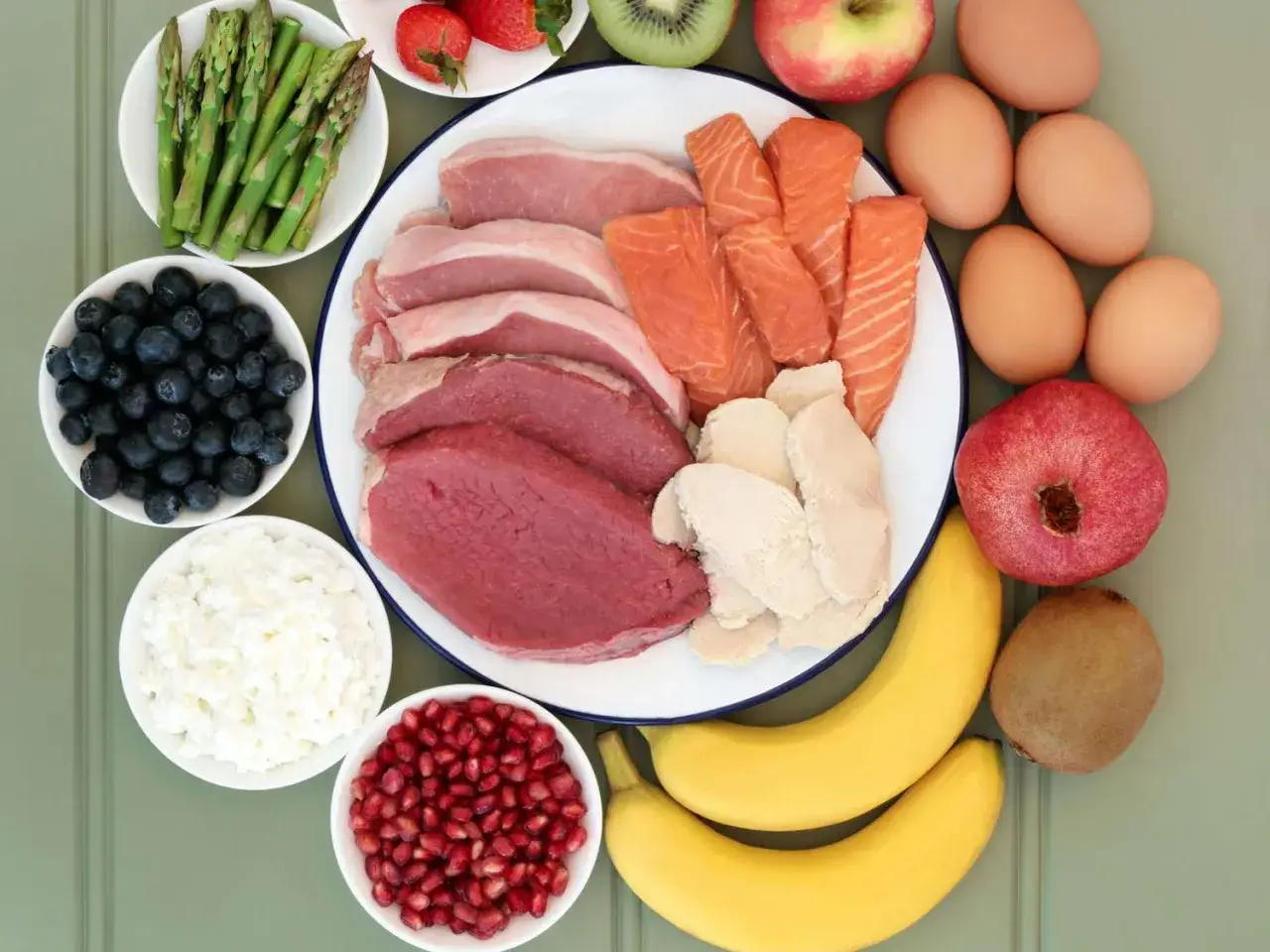 Różnorodne produkty bogate w witaminy z grupy B: mięso, ryby, jajka, owoce i warzywa. Pytanie, jak długo można brać witaminy z grupy B, jest kluczowe dla zdrowia.