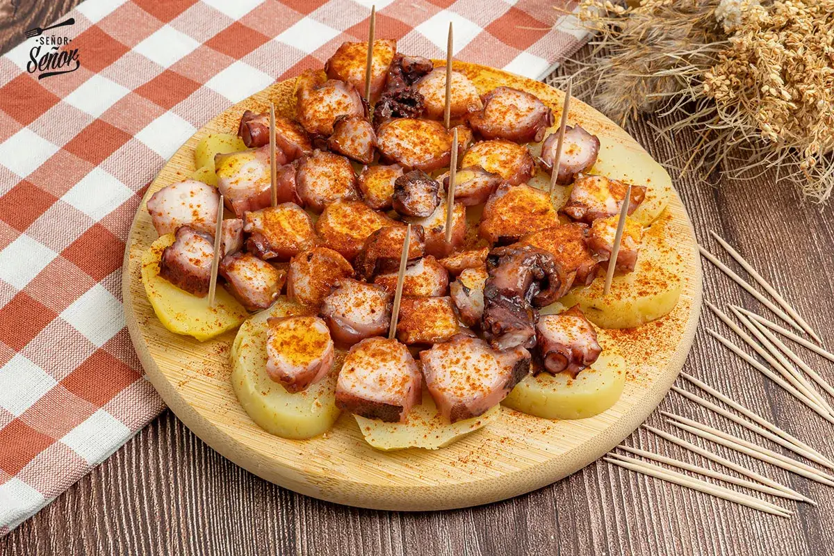 Pulpo cocido en rodajas, servido sobre patatas y espolvoreado con piment&oacute;n. &iexcl;Un cl&aacute;sico gallego listo para disfrutar!