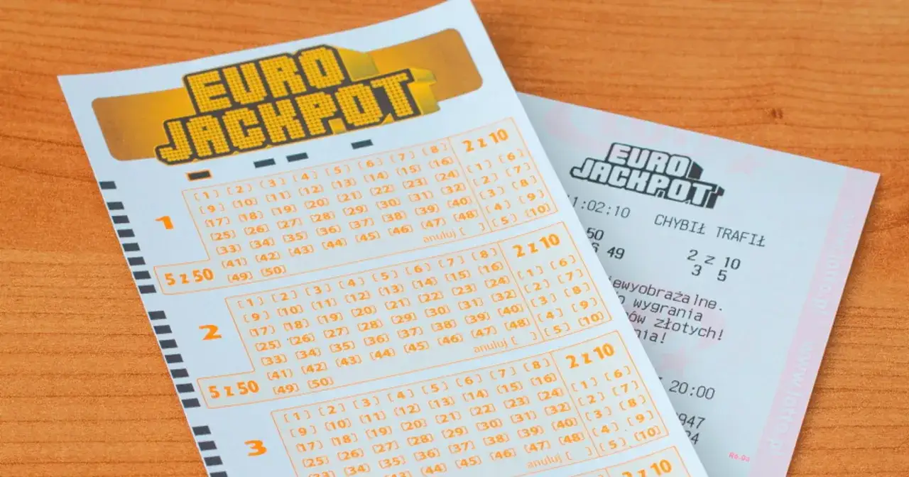 Kupony Eurojackpot na drewnianym tle. Czy można grać w Eurojackpot mieszkając w Polsce, ale kupując los w Niemczech?