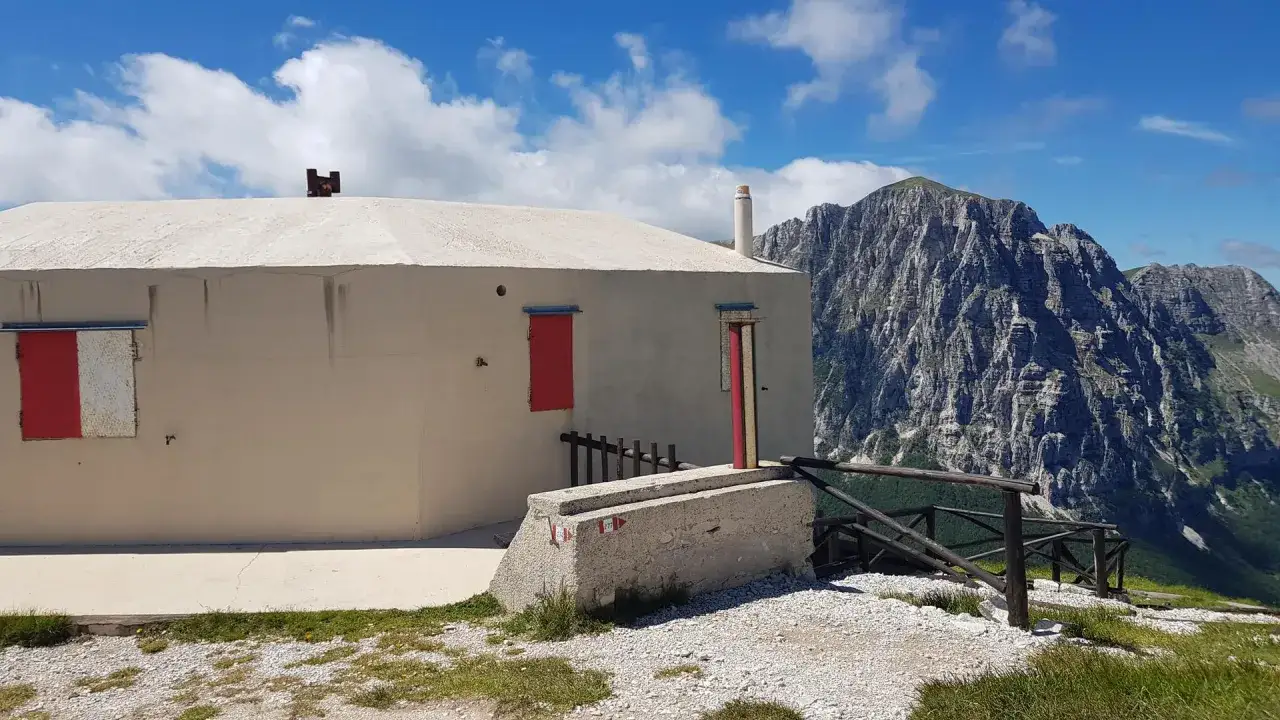 Rifugio in montagna, con imponente massiccio sullo sfondo. Forse qui la Sibilla Appenninica sussurra antiche leggende.