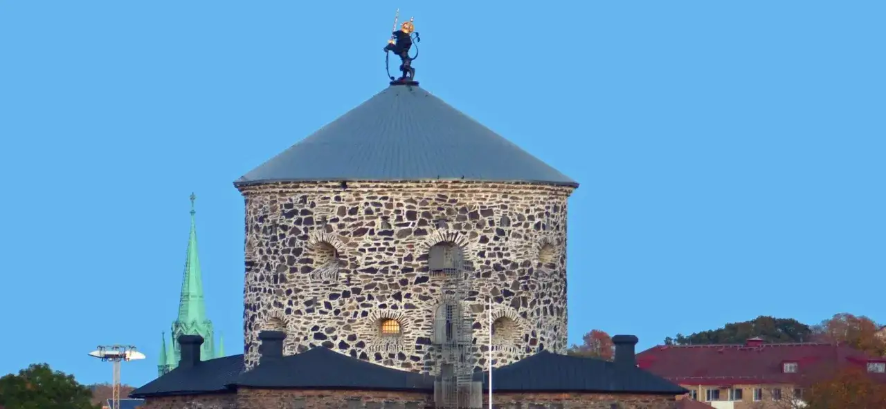 Skansen Lejonet, en stenborg med en lejonstaty på toppen, reser sig mot en klarblå himmel.