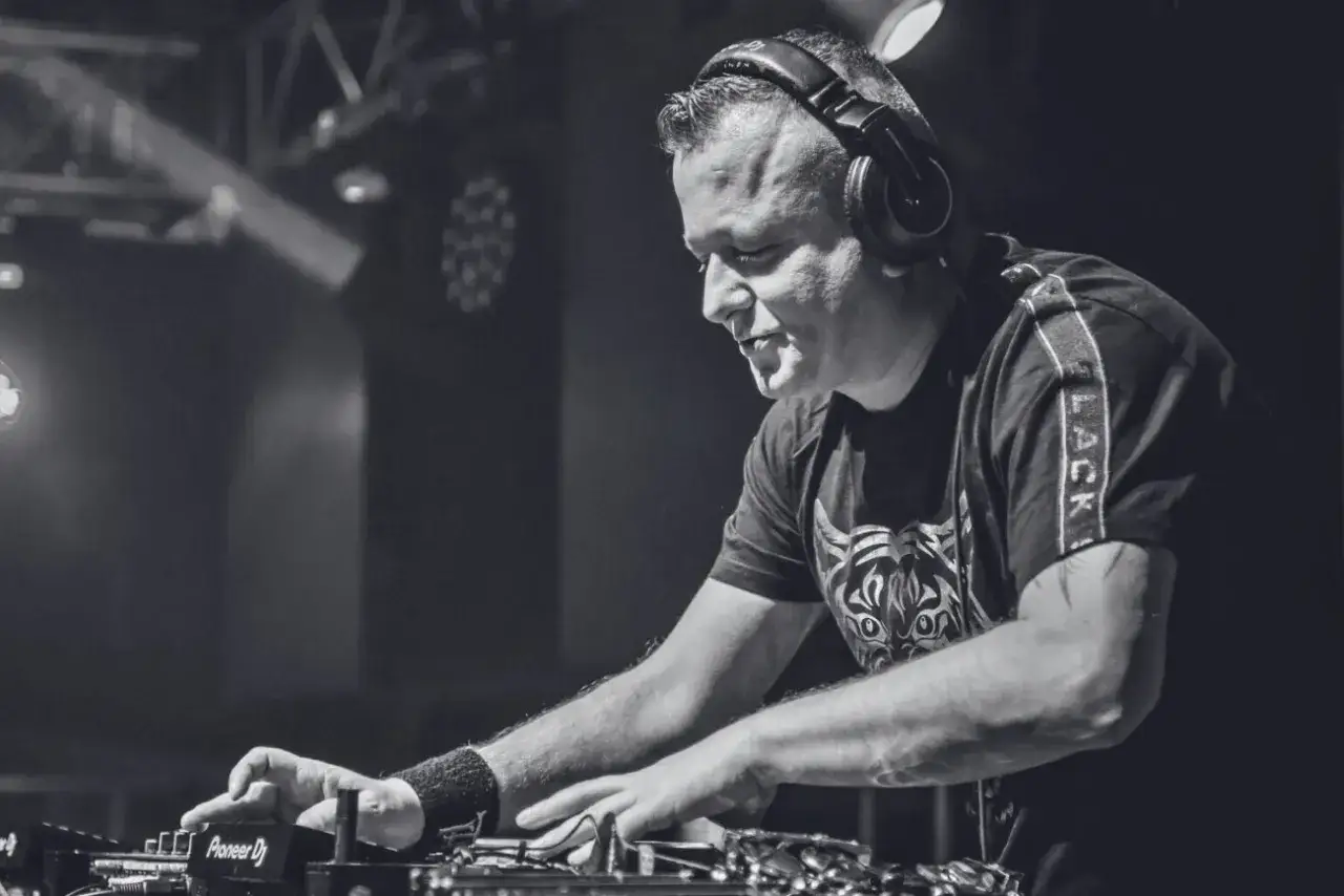 Jeden z polskich DJ-ów w akcji, w słuchawkach i z pasją miksuje muzykę na żywo.