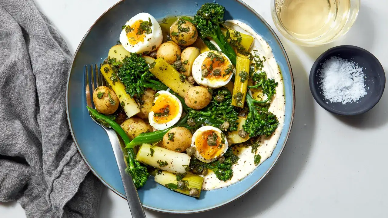 Salat mit pochiertem Ei, Kartoffeln, Brokkoli und Lauch, perfekt zum kalorienarm kochen.