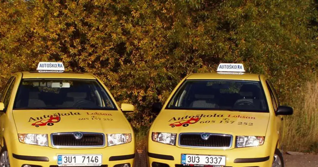 Dwa żółte samochody szkoleniowe z napisem