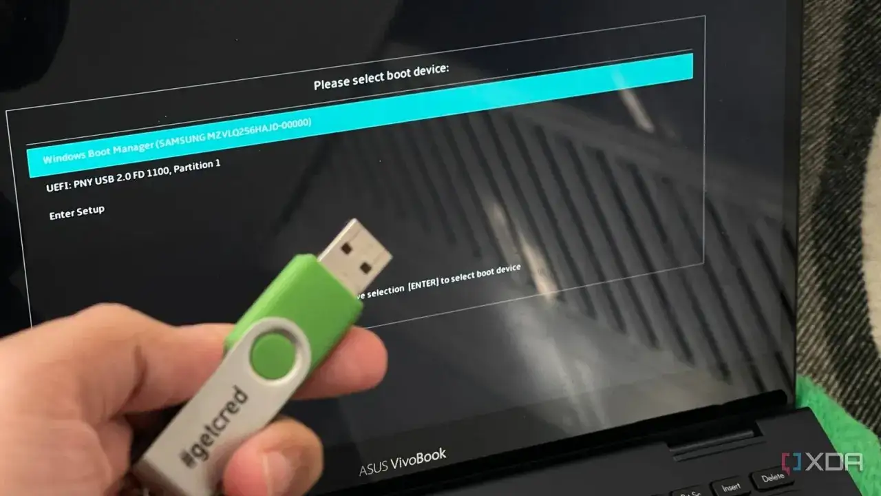 Zielona pendrive gotowa do zmiany systemu. Ekran wyboru urządzenia rozruchowego na laptopie ASUS VivoBook.