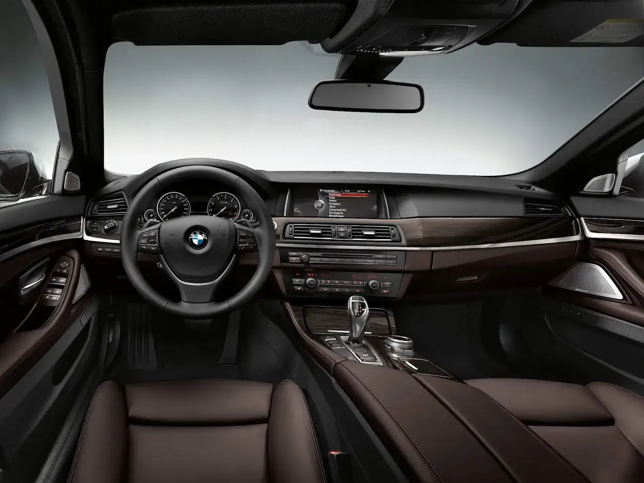 Wnętrze BMW F10 535i: skórzana tapicerka, drewniane wstawki, kierownica i deska rozdzielcza.