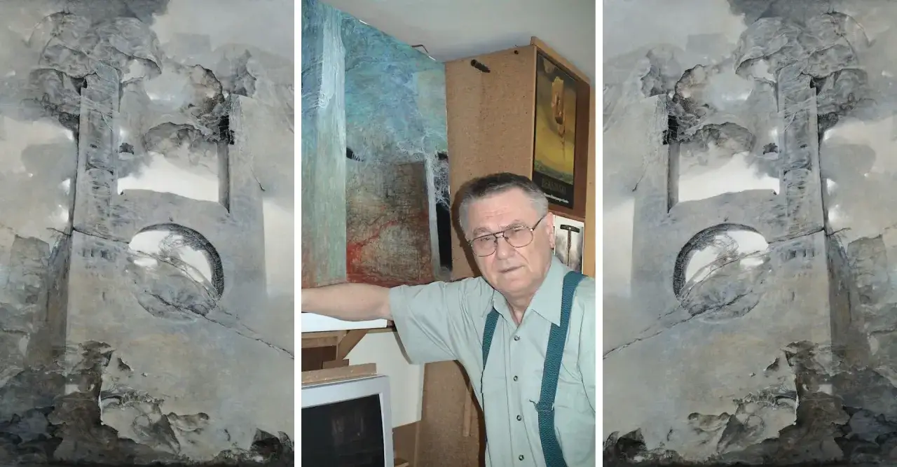 Zdzisław Beksiński w otoczeniu swoich mrocznych, surrealistycznych dzieł. Obok niego wiszą abstrakcyjne obrazy, a po bokach widać fragmenty jego charakterystycznych, monochromatycznych kompozycji.