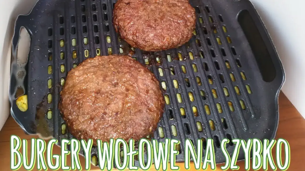 osoba delikatnie formująca kotlety wołowe na burgery