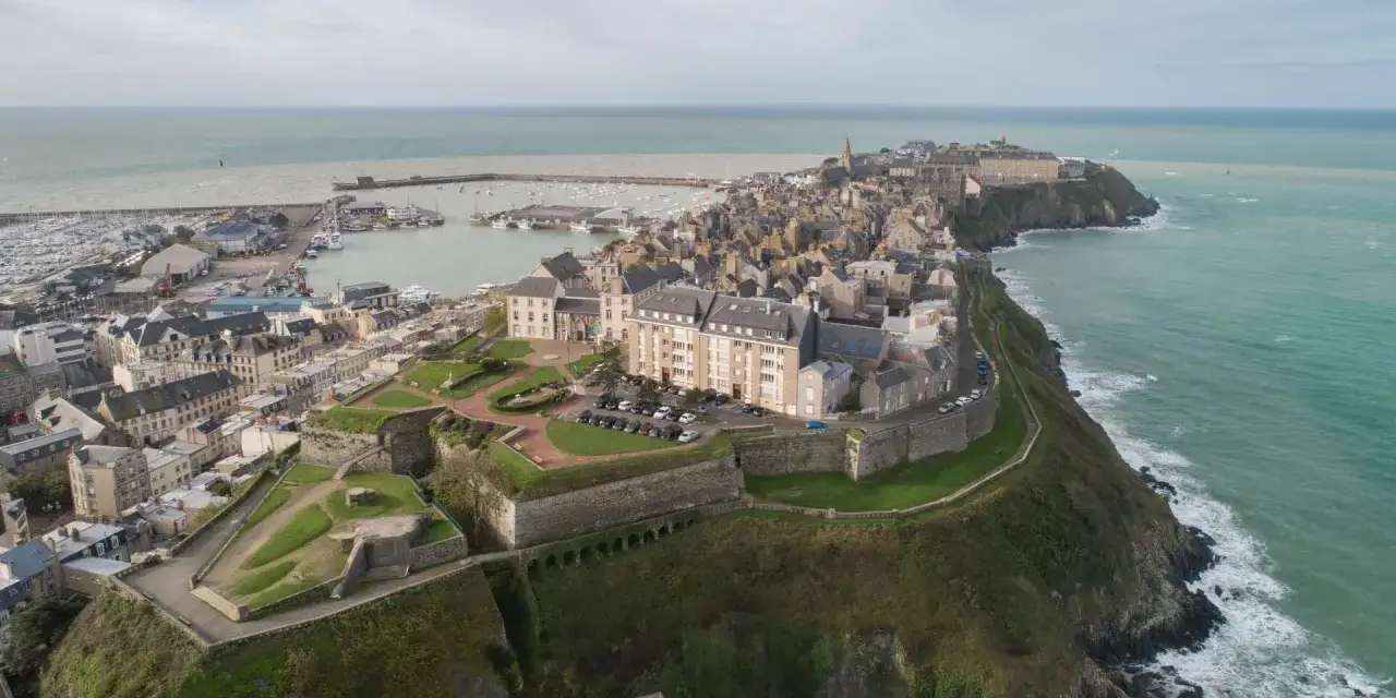 Vue aérienne de Granville, ville fortifiée sur une falaise, avec son port de plaisance. Parfait pour un séjour de 3 jours à Granville.
