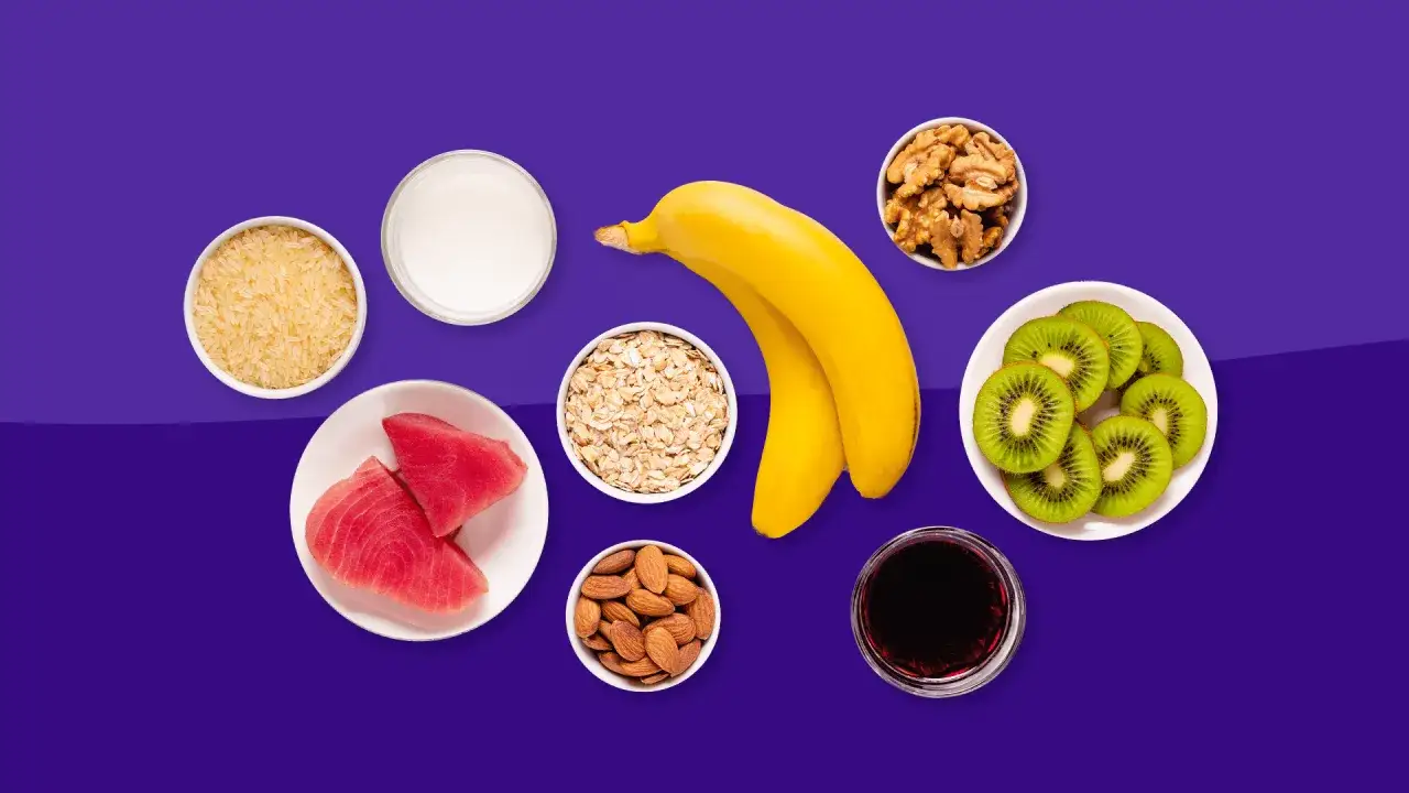Bananen, Kiwis, N&uuml;sse, Haferflocken, Reis, Thunfisch und Milch &ndash; Zutaten f&uuml;r gesunden Schlaf.