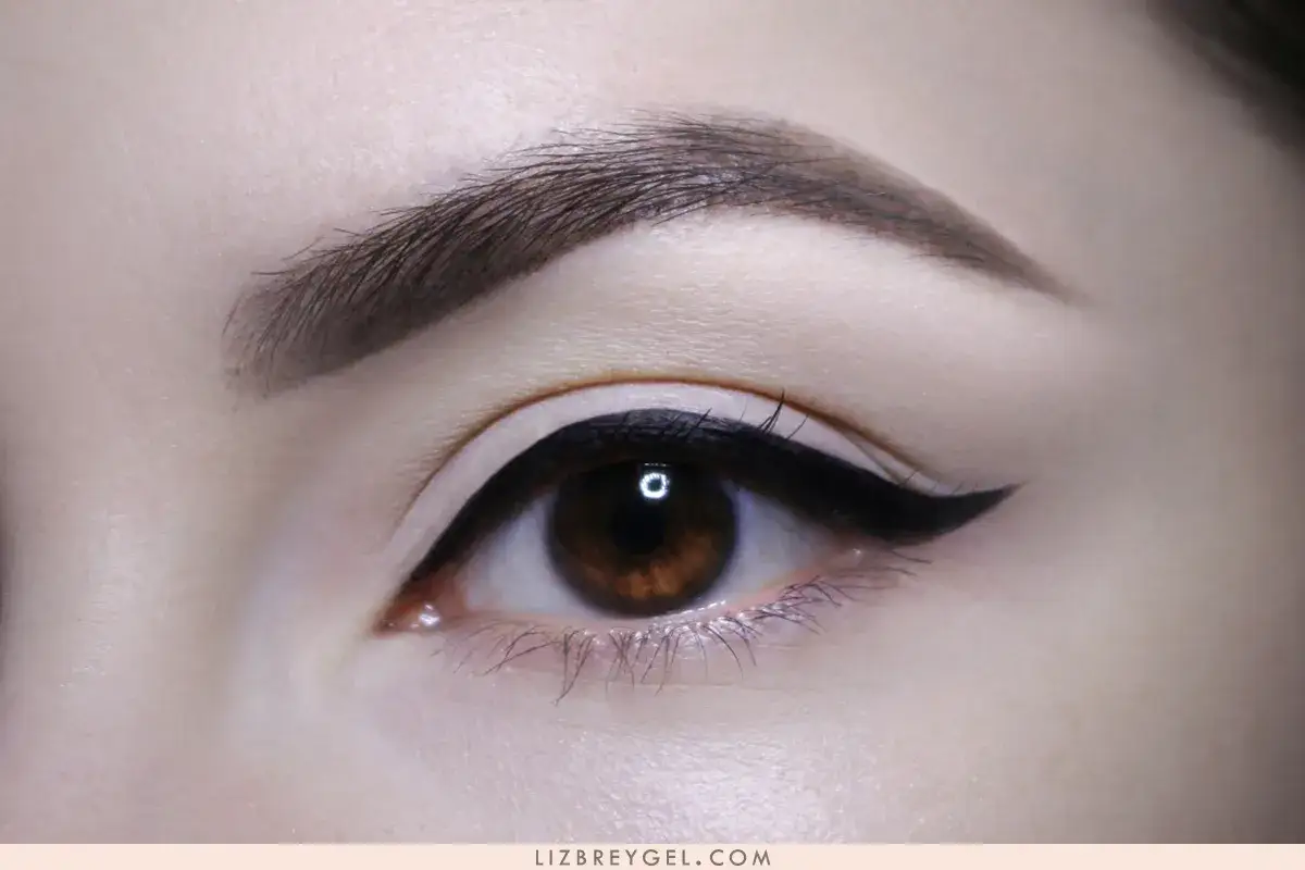 Ett öga med perfekt eyeliner vinge. Den svarta linjen framhäver ögats form och ger en dramatisk look.