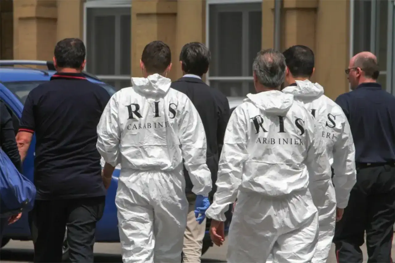 Agenti della polizia investigativa RIS Carabinieri in tute bianche, pronti per un sopralluogo.