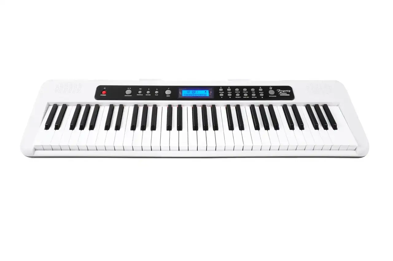 Biały keyboard z 61 klawiszami, panelem sterowania i wyświetlaczem. Opis klawiszy na keyboardzie 61 klawiszy.