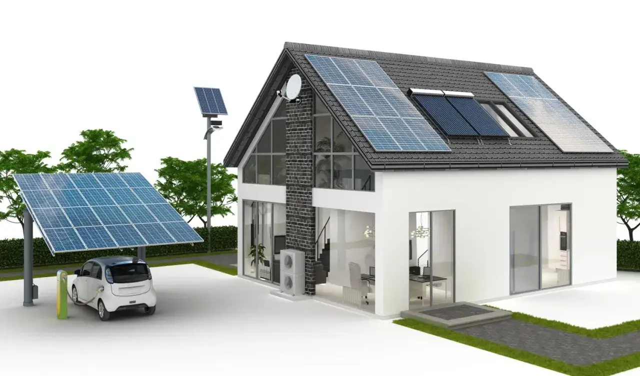 Nowoczesny dom z panelami fotowoltaicznymi i ładowarką do auta elektrycznego. To przykład inwestycji, która kwalifikuje się do ulgi termomodernizacyjnej.