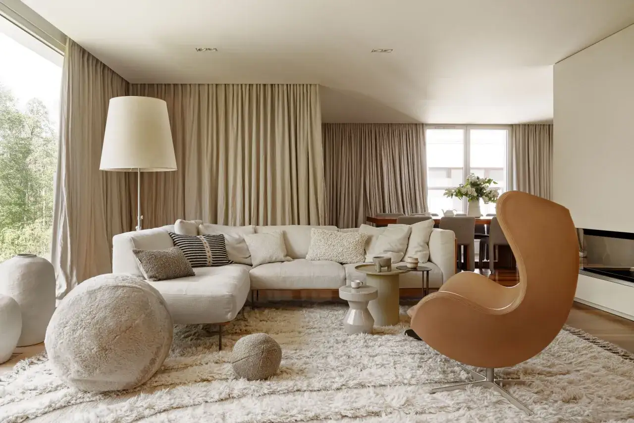kolorowa kanapa beżowe ściany inspiracje