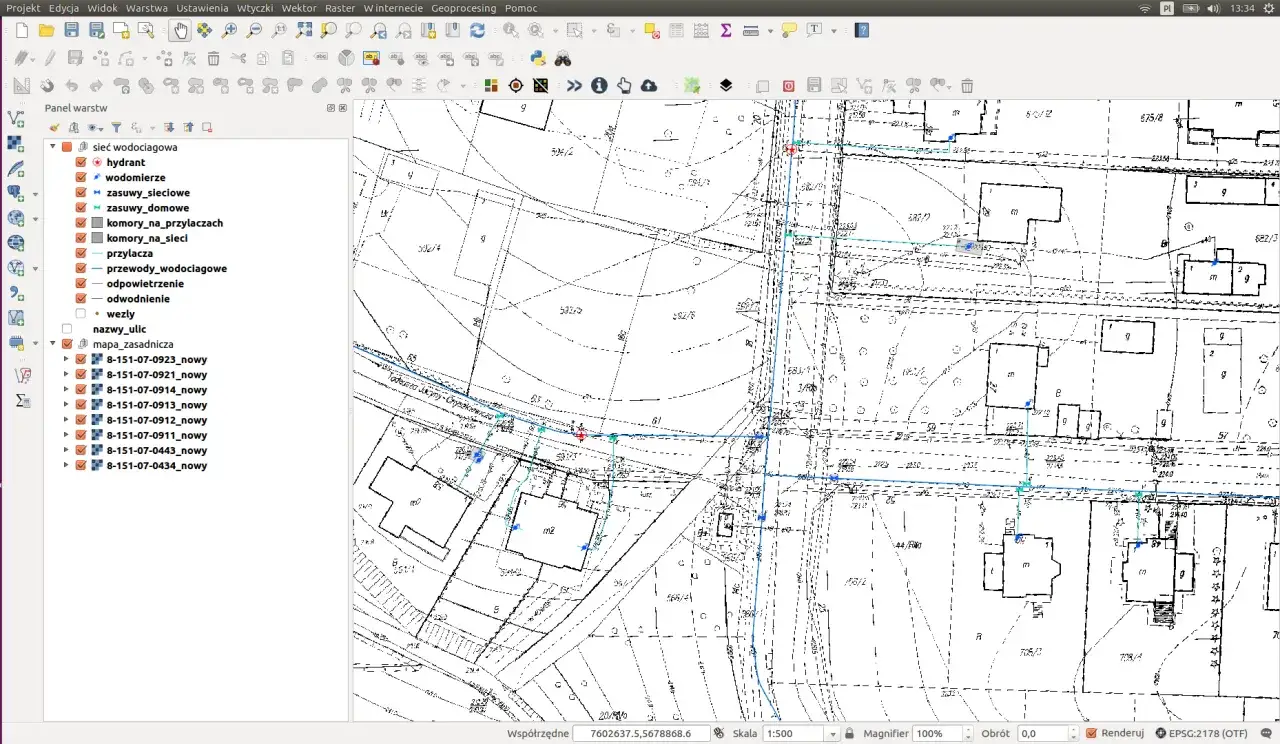 Mapa z siecią wodociągową, hydrantami i przyłączami. Rozważasz jakie studia po rozszerzonej geografii? GIS to ciekawa ścieżka kariery.