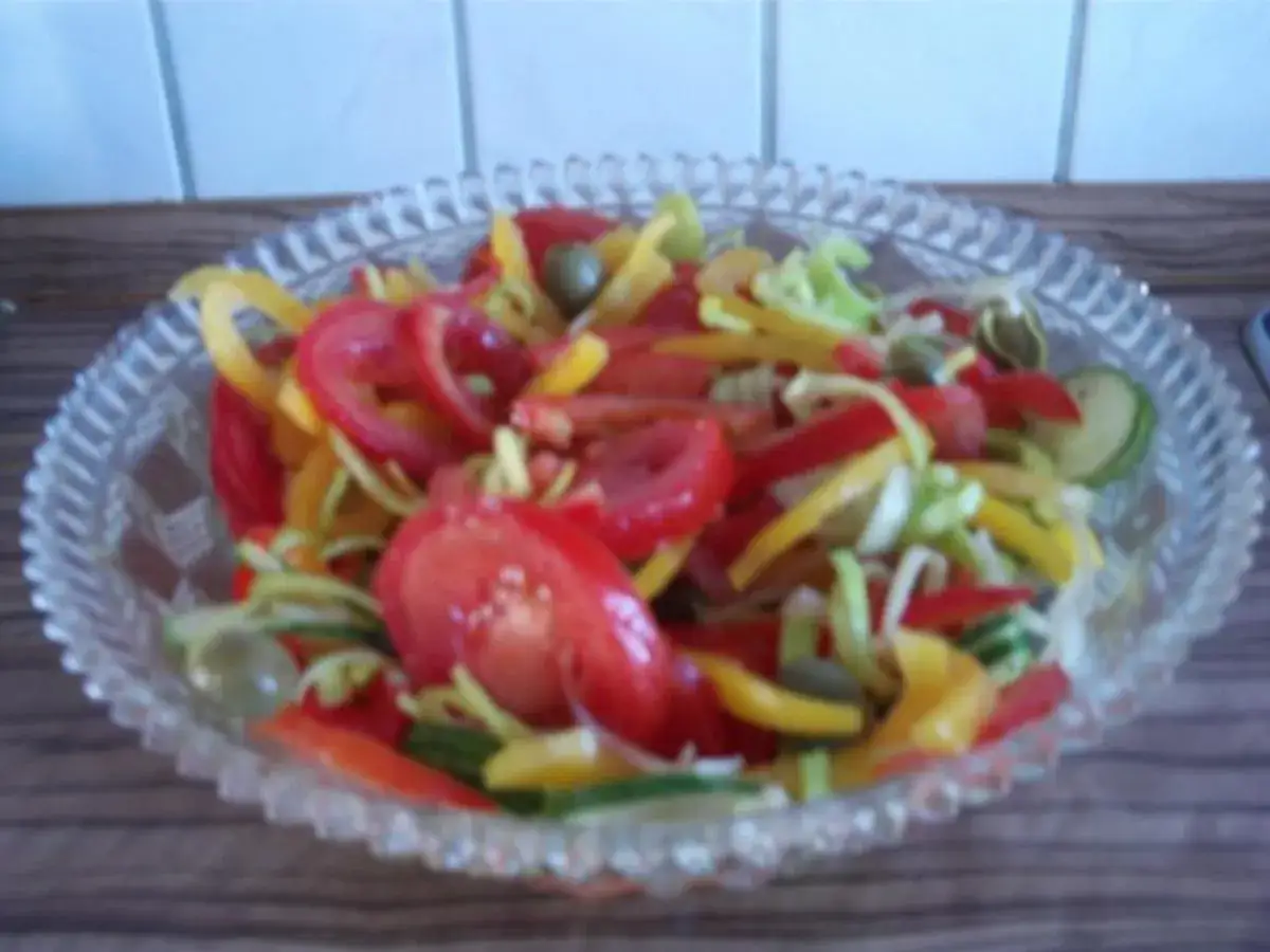 Bunter Paprika-Salat mit Tomaten und Gurken in einer Glasschüssel. Ein frischer Genuss!