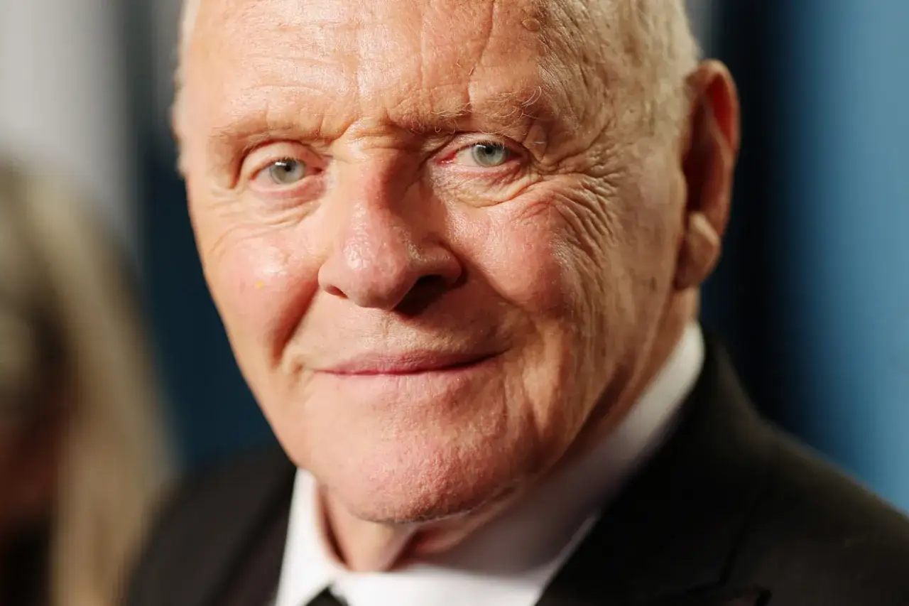 Zbliżenie na twarz Anthony'ego Hopkinsa. Zastanawiasz się, w jakich filmach grał Anthony Hopkins?