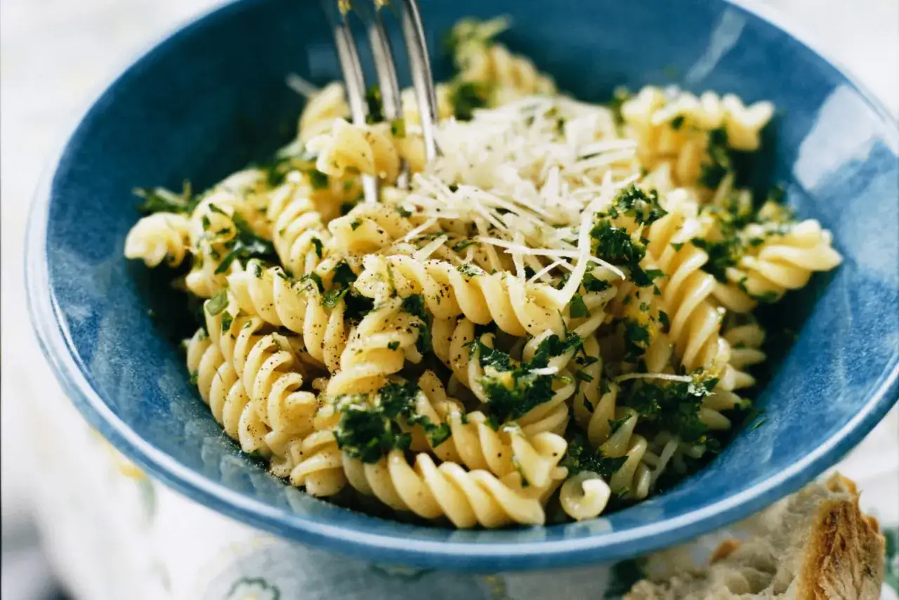 Fusilli-pasta med f&auml;rsk persilja, citronzest och parmesan. Ett enkelt gremolata recept som lyfter pastan.