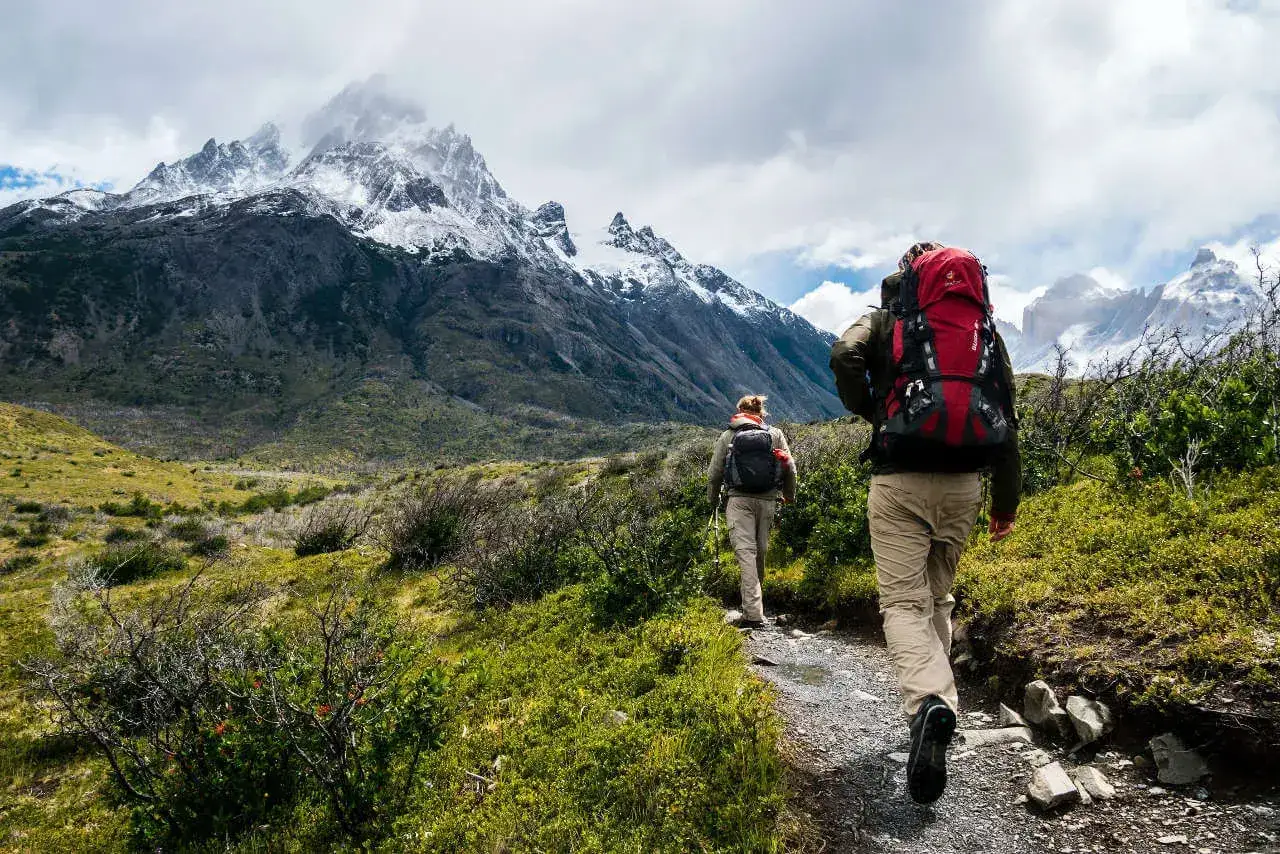 Dwie osoby wędrują szlakiem w górach. To jest właśnie co to trekking – przygoda i piękno natury.