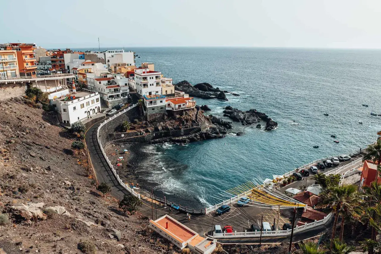 Malownicze domy w Puerto de Santiago wznoszą się nad skalistym wybrzeżem i turkusowym oceanem.