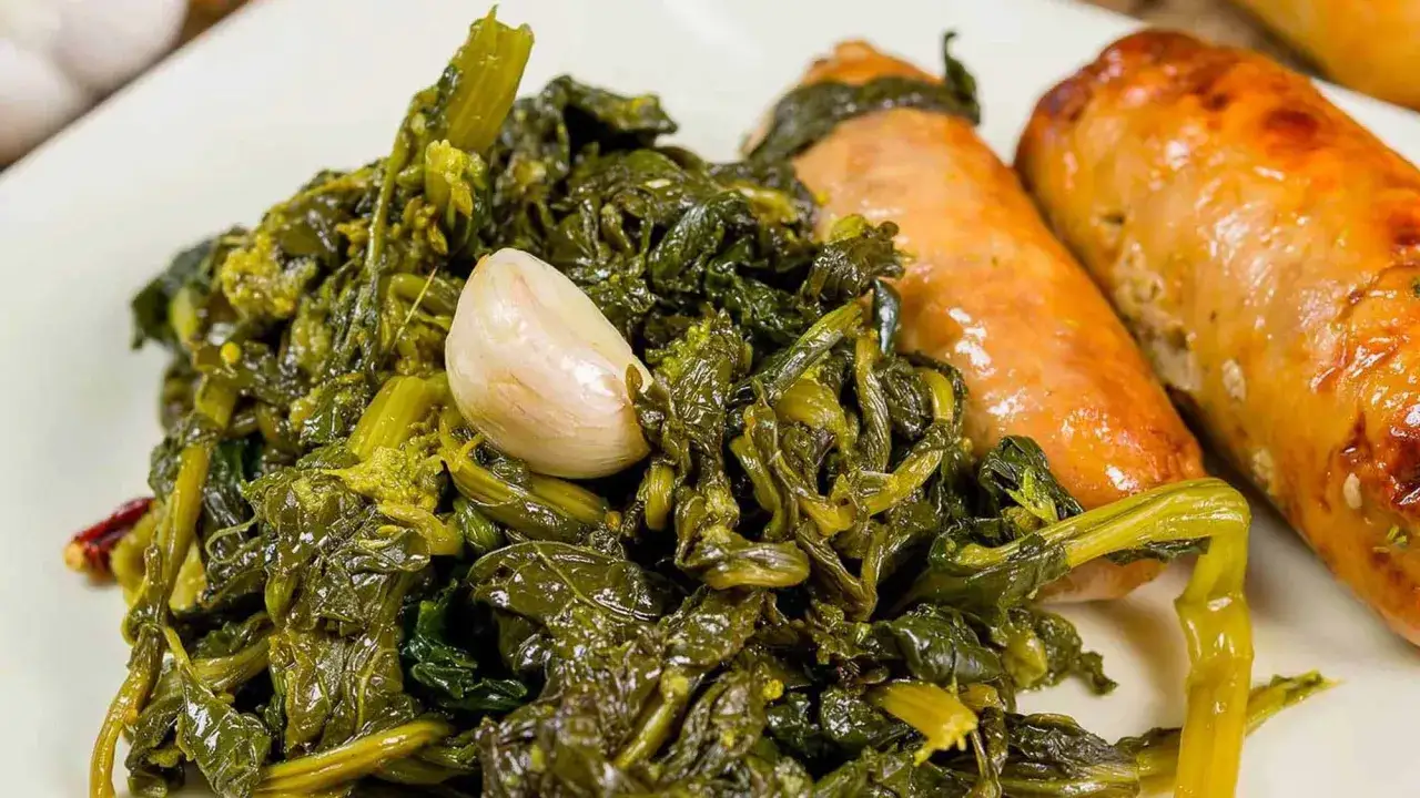 Salsiccia e friarielli, un classico dei piatti tipici napoletani, con aglio e peperoncino.