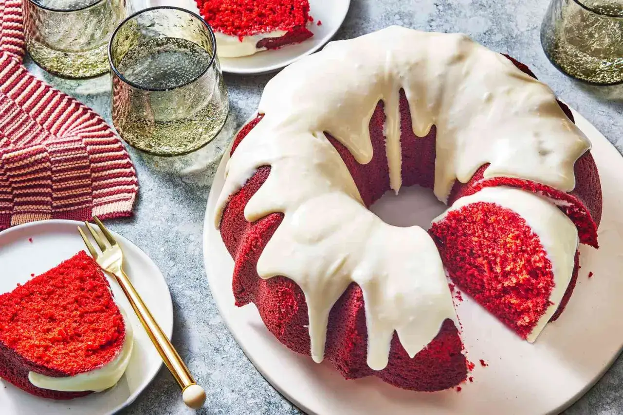 Roter Samtkuchen mit wei&szlig;er Glasur, perfekt f&uuml;r eine schnelle Party. Ein St&uuml;ck ist schon angeschnitten.