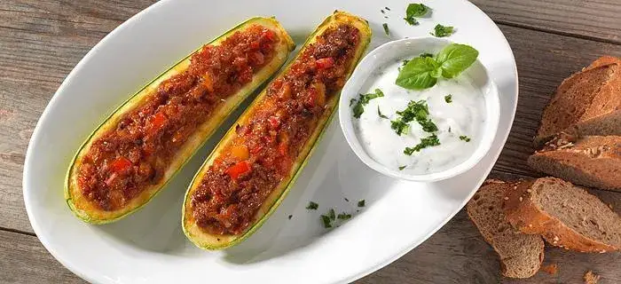 Gef&uuml;llte Zucchini mediterran