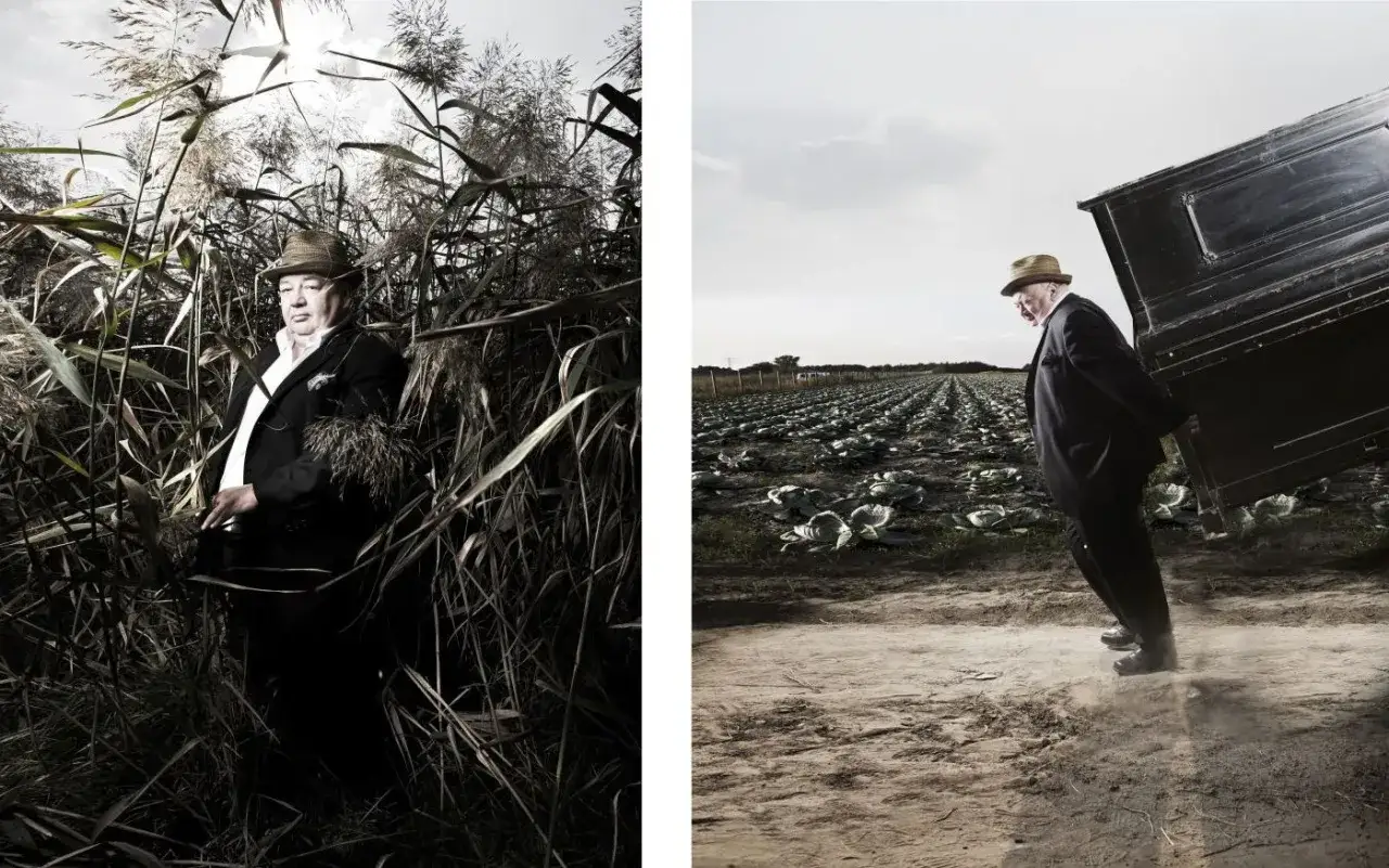Szymon Szcześniak fotograf w kapeluszu pośród trzcin i na polu kapusty, dźwigający fortepian.