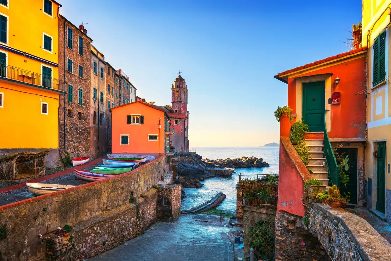 Colorate case liguri affacciate sul mare, barche colorate e un campanile. Un angolo di entroterra ligure levante da visitare, pieno di fascino.