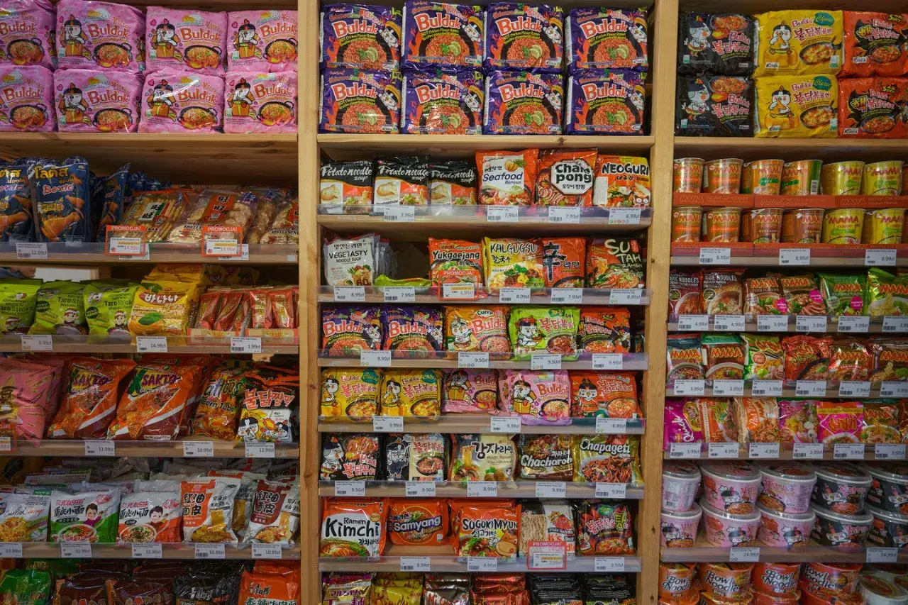 półka z produktami azjatyckimi w supermarkecie