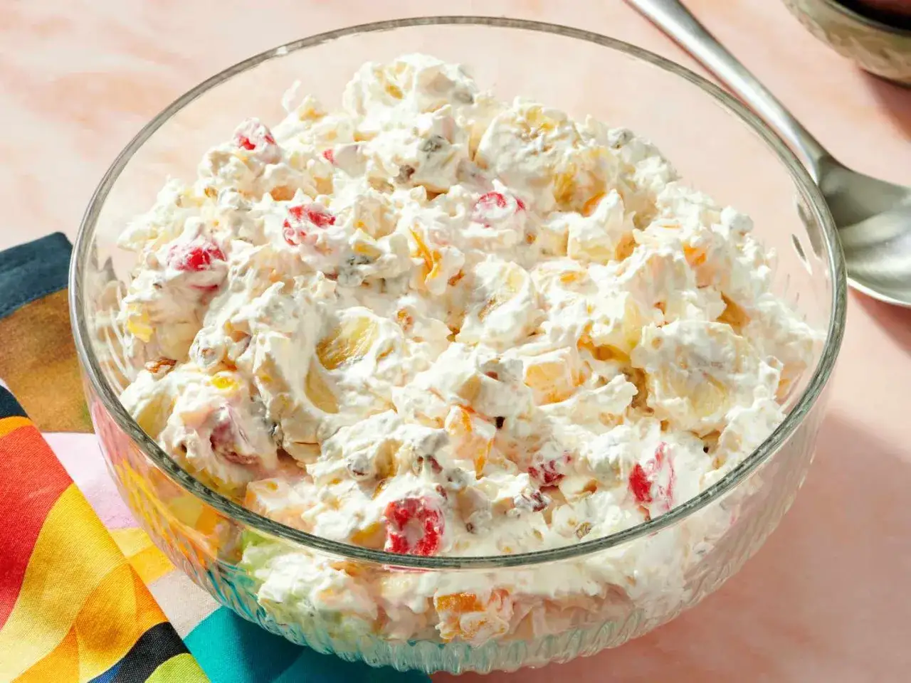 Cremige Obstsalat-Sch&uuml;ssel mit Ananas, Bananen und Kirschen, eine k&ouml;stliche Alternative zur Smoothie Bowl.