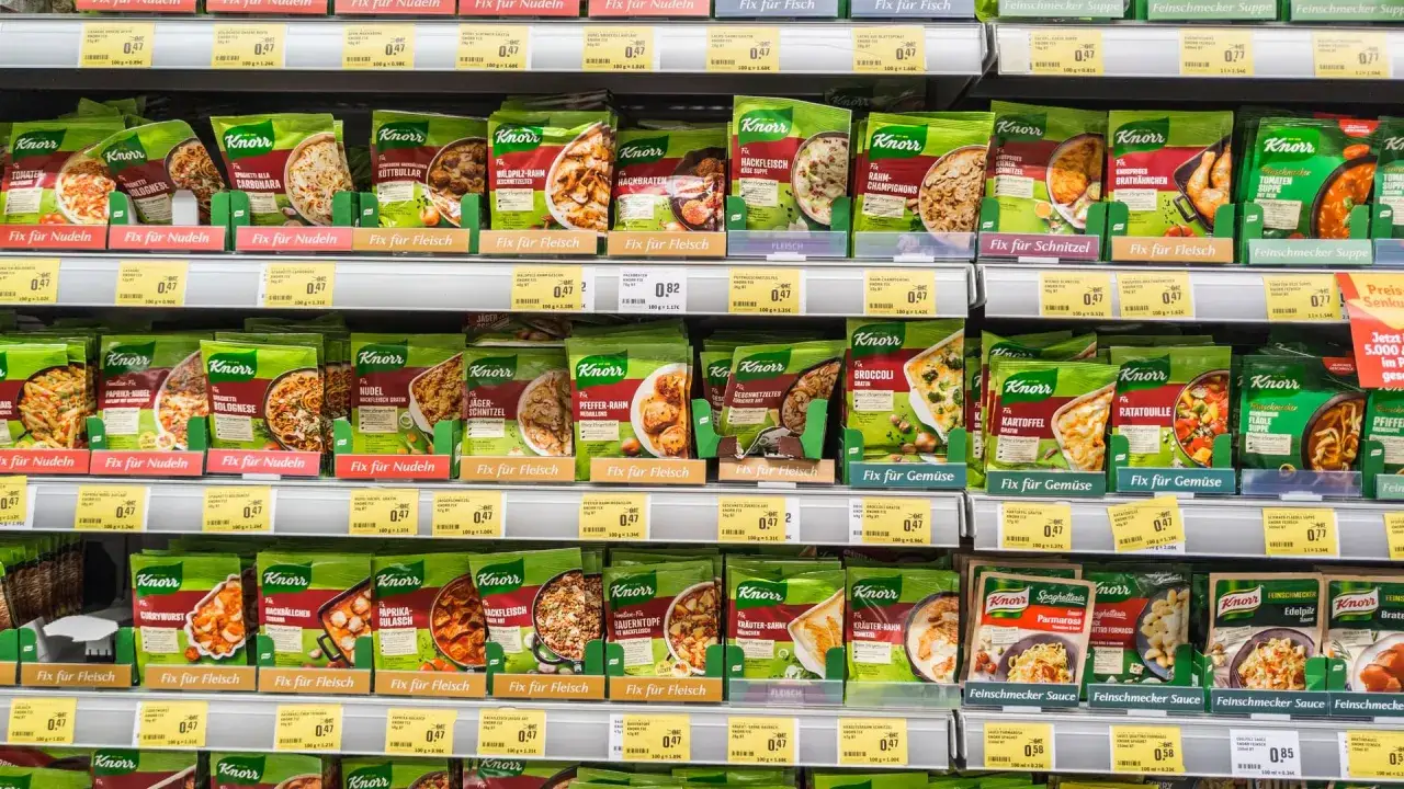 Regale voller Knorr Fix-Produkte, die schnelle und einfache Mahlzeiten versprechen.