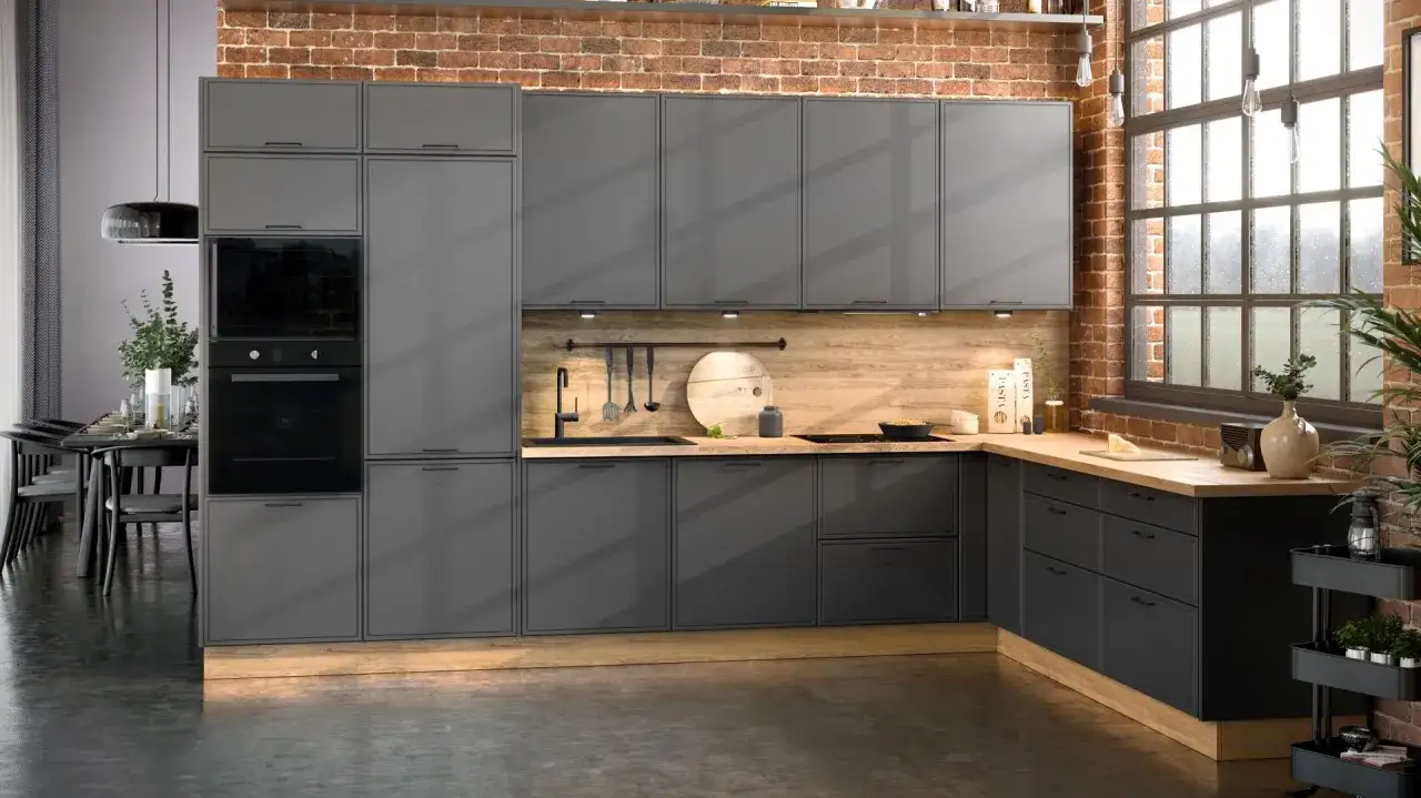 Nowoczesna, ciemna kuchnia inspiracje: szare fronty, drewniany backsplash, ceglana ściana i duża, industrialna okna.