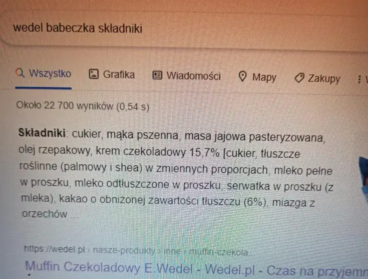 Szukasz informacji, ile kalorii ma muffin Wedel? Na ekranie widać składniki muffina czekoladowego E. Wedel.