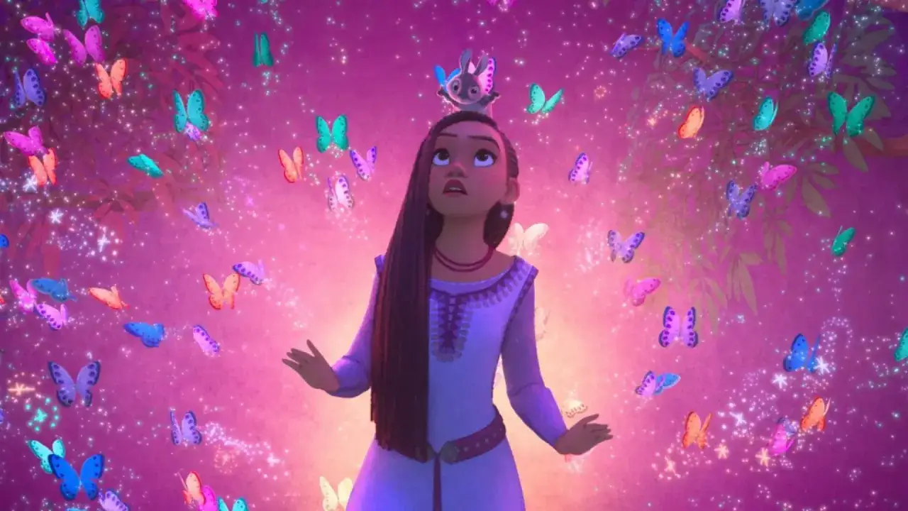Una joven con un vestido morado, rodeada de mariposas de colores y destellos, parece invocar el poder de los deseos.