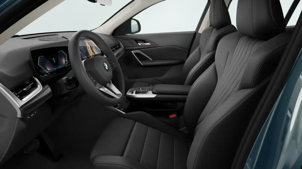 Wnętrze BMW X2: skórzane fotele, nowoczesny kokpit z ekranami. Czy warto kupić? Sprawdź bmw x2 opinie.