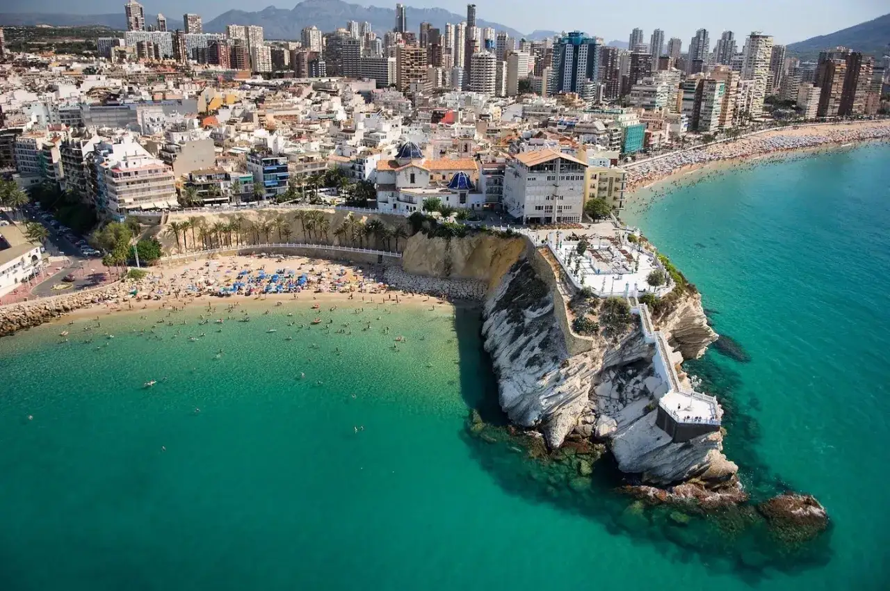 Costa turquesa, playa abarrotada y rascacielos. Las aerolíneas low cost hacen posible este paraíso vacacional.