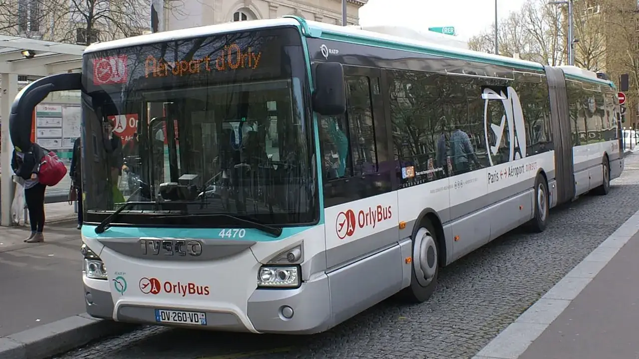Un bus OrlyBus, idéal pour votre trajet Orly Paris, est prêt à partir. Il arbore fièrement 