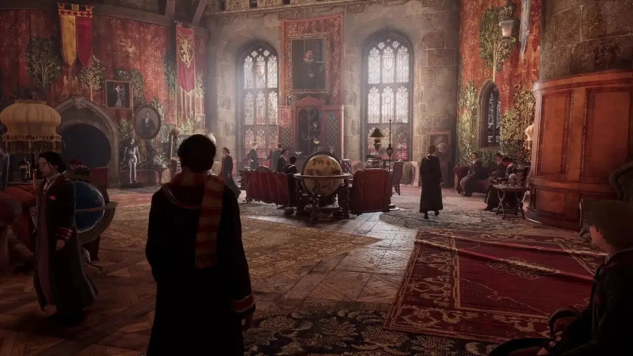 Wsp&oacute;lna sala Gryfon&oacute;w w Hogwarts Legacy. Gracze dokonują wyboru domu, a wok&oacute;ł panuje atmosfera nauki i przyjaźni.