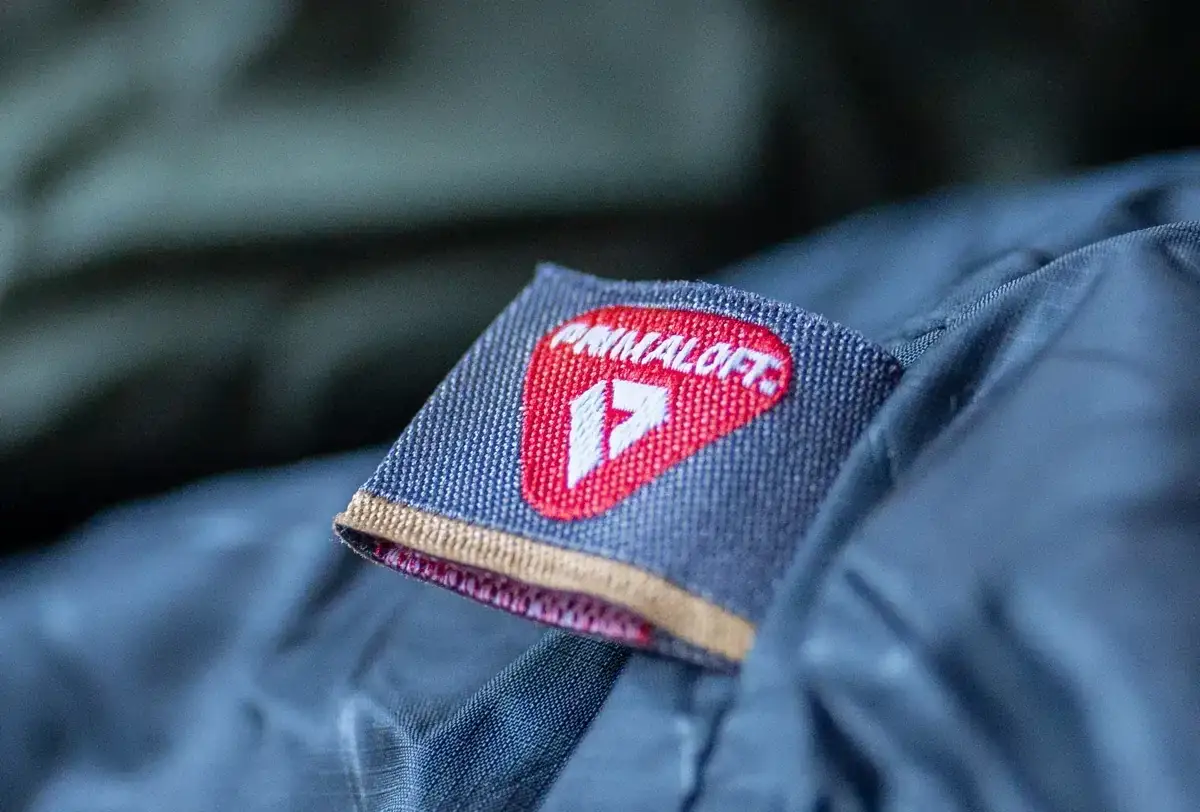 Naszywka z logo Primaloft, materiału znanego z izolacji termicznej. Idealny na zimowe przygody.