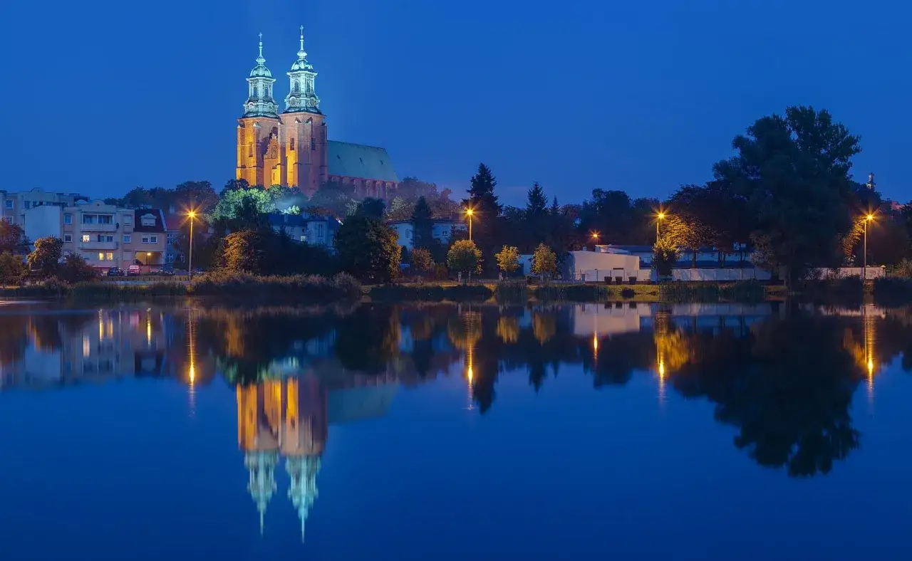 Wieczorne Gniezno: Katedra odbija się w wodzie. Idealne miejsce, by zobaczyć, co zwiedzić.